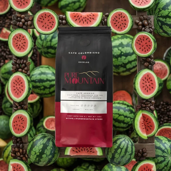 Bolsa de café Pure Mountain rodeada de sandías cortadas y granos de café, resaltando frescura y sabor vibrante.